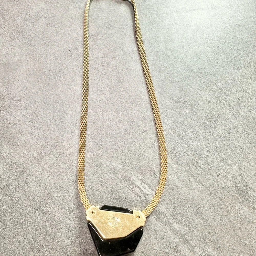 Vintage Crown Trifari Gold Tone Mesh With A Black Acrylic Pendant Necklace - Picture 4 of 7
